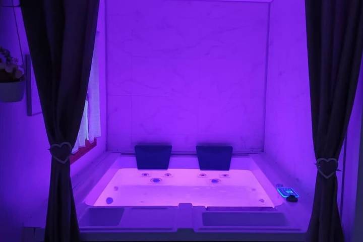 Appartement de vacances pour 2 personnes, avec Jacuzzi et Terrasse ainsi que Jardin et Piscine