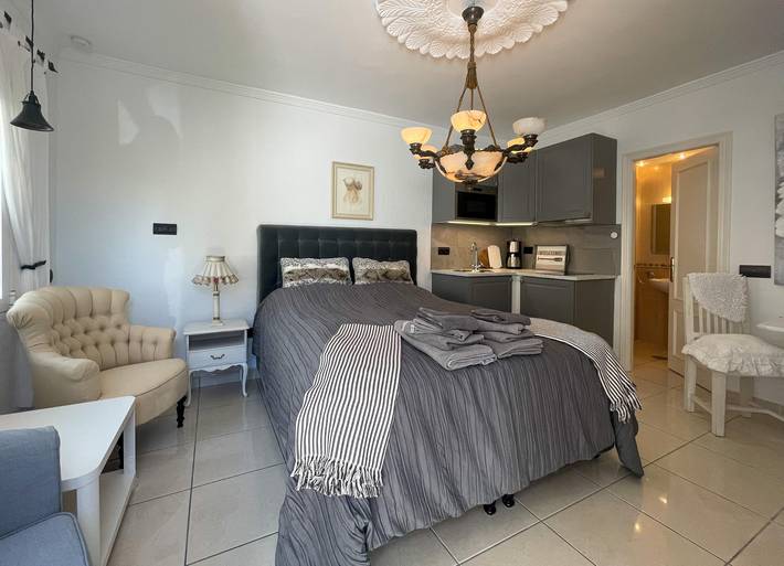 Geheel appartement, Appartement 'Studio La Terraza' met zeezicht, zwembad, tuin & Wi-Fi in Torrox Costa, Torrox