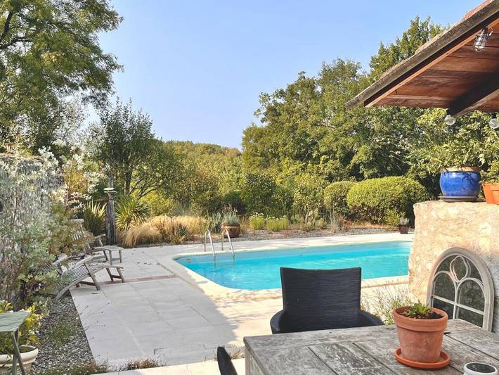 Location de vacances pour 2 personnes, avec Terrasse et Jardin ainsi que Piscine et Vue à Touffailles