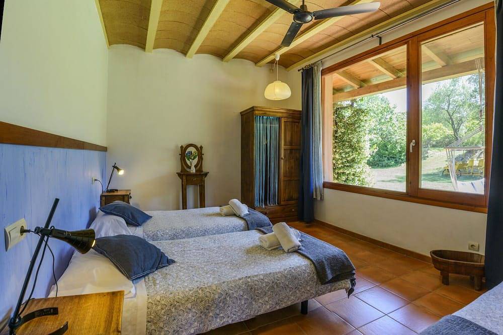 Casa rural con piscina en interior Costa Brava in Lladó, Alt Empordà