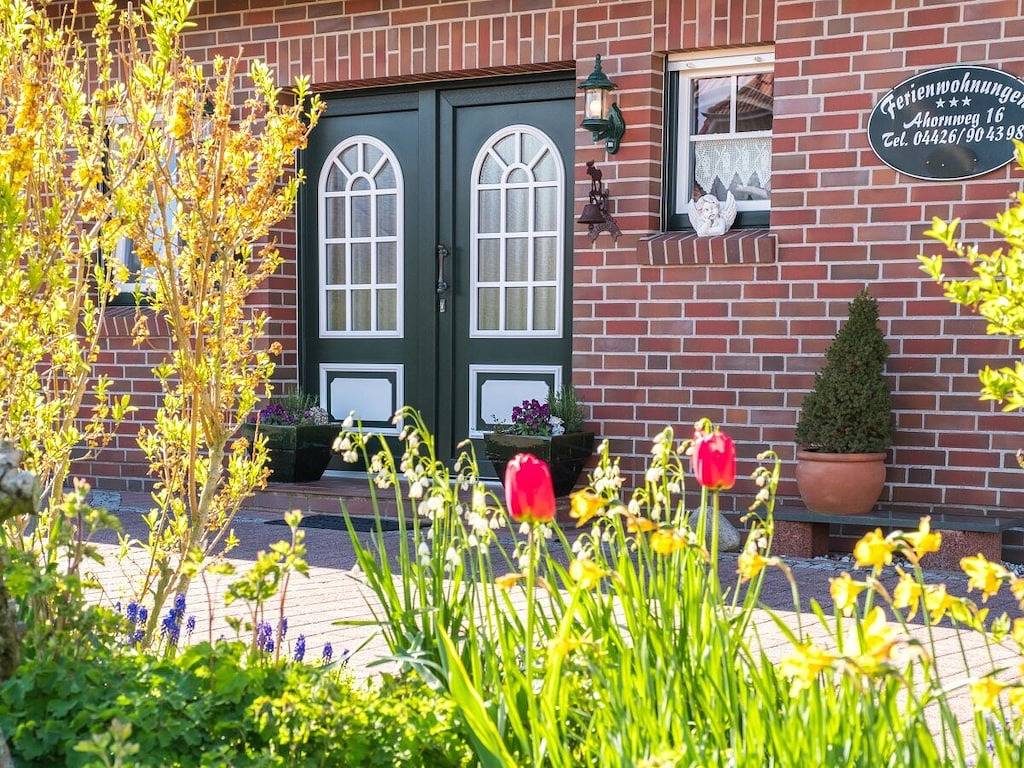 Leuchtturm Minsen Schillig mit Hund in Minsen, Wangerland