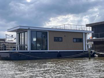 Bateau pour 4 personnes, avec vue ainsi que terrasse et vue sur le lac, animaux acceptés dans Monnickendam