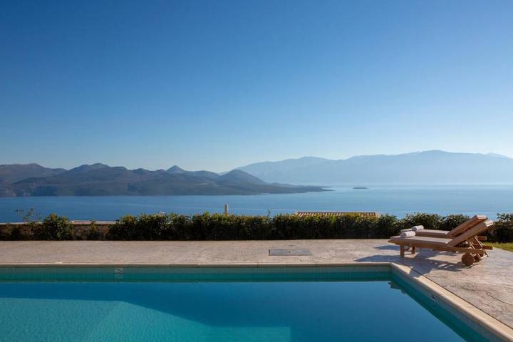 Villa for 8 people, with Balcony and Garden as well as Pool in Alexandros