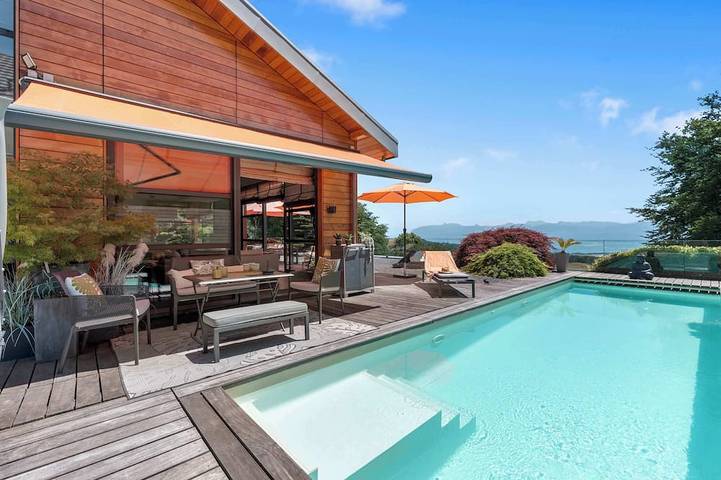 Villa for 9 people, with pool and hot tub as well as balcony and yard in Lake Geneva