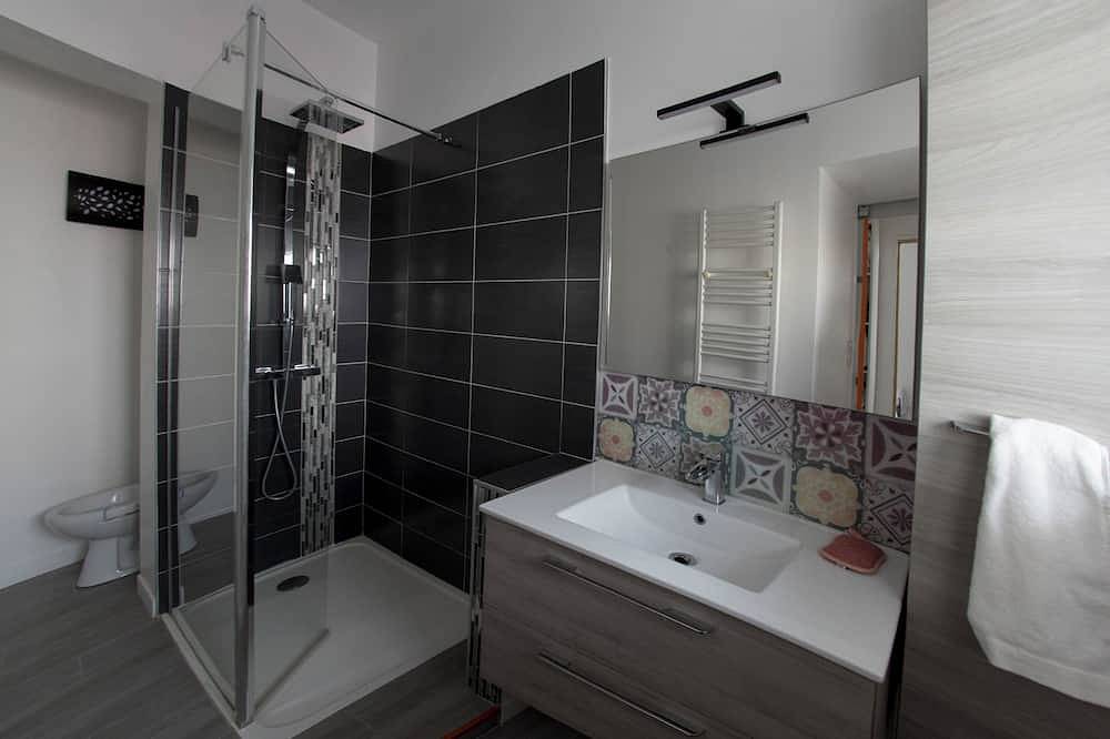 Appartement entier, La Meilleraye appartement spacieux Rdc avec terrasse, centre ville in Port-Louis, Côte des Mégalithes