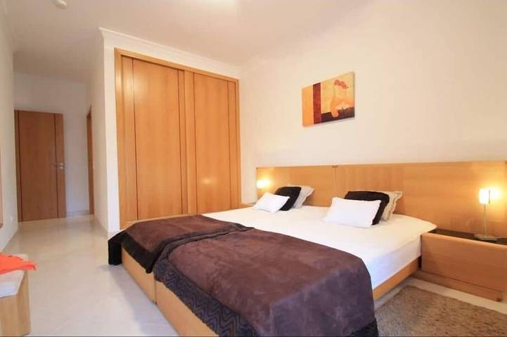 Ganze Wohnung, Strand zu Fuß erreichbar, Great Pool, HugeTerrace, 4 Personen in Armação de Pera, Faro Distrikt