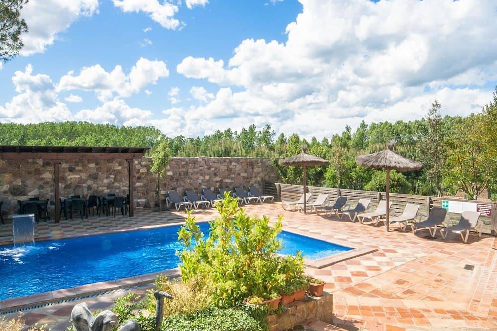Masía con 10 grandes Habitaciones|34pers|Gran Sala de Juegos Bbq 45min de Bcn in Sils, Provincia de Gerona