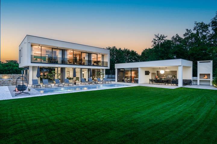 Ferienhaus für 8 Personen, mit Terrasse und Garten sowie Sauna und Pool