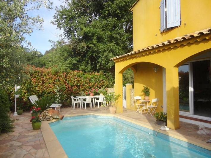 Appartement de vacances pour 4 personnes, avec Terrasse et Jardin ainsi que Piscine et Vue