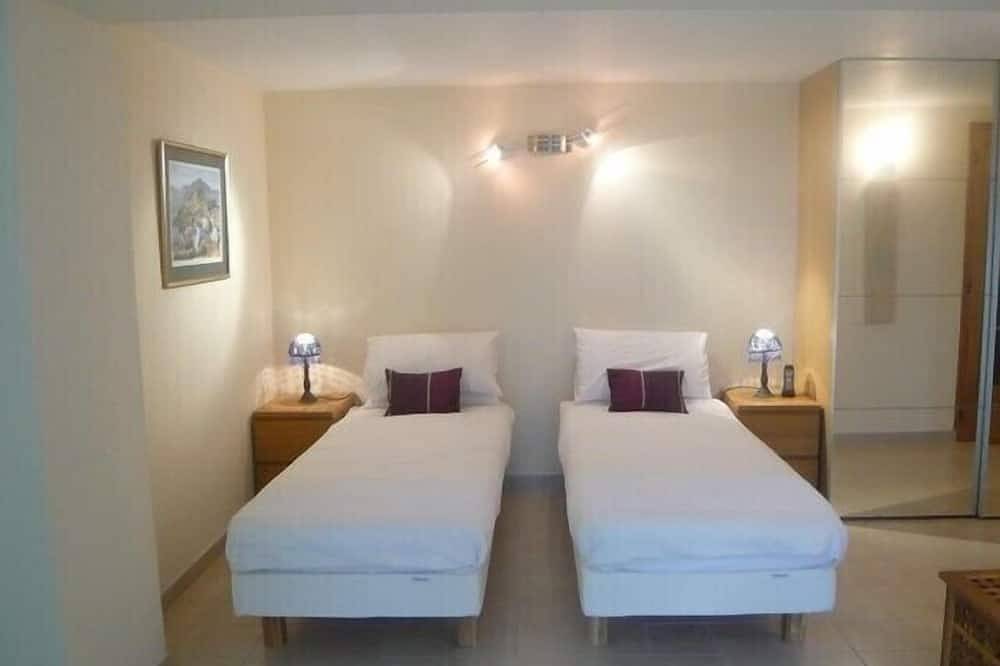 Appartement entier, 4 * spacieux Gite Appartement avec des vues fantastiques et piscine chauffée, enfants in Prayssac, Quercy