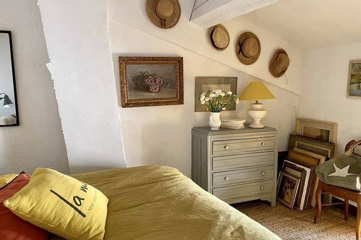 Ganze Wohnung, Dachterrasse - Fußgängerzone Innenstadt, 2 charmante Zimmer, einzigartig in Sanary-sur-Mer, Mittelmeerküste (Frankreich)
