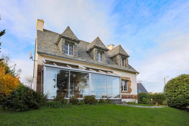 Maison de vacances 'Les Camelias' avec vue sur la mer, terrasse privée et balcon in Locquirec, Ceinture Dorée