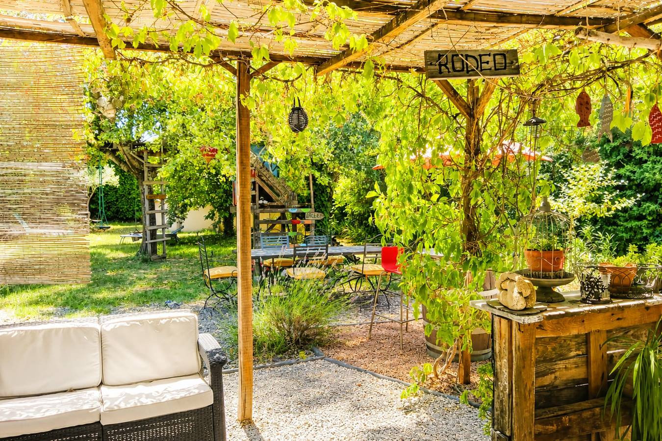 Charmante maison avec piscine à Robion in Robion, Parc naturel régional du Luberon
