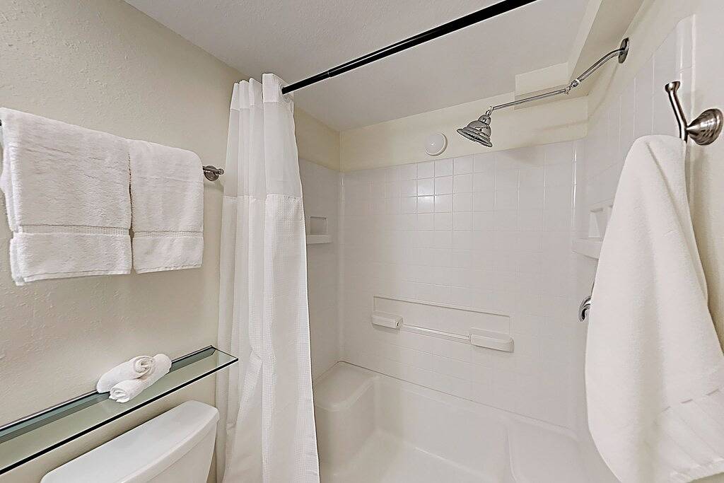 Mountain- & lake-view home with wraparound deck, firepit, & W/D - near dining in Blue Ridge Parkway, Cataloochee Valley