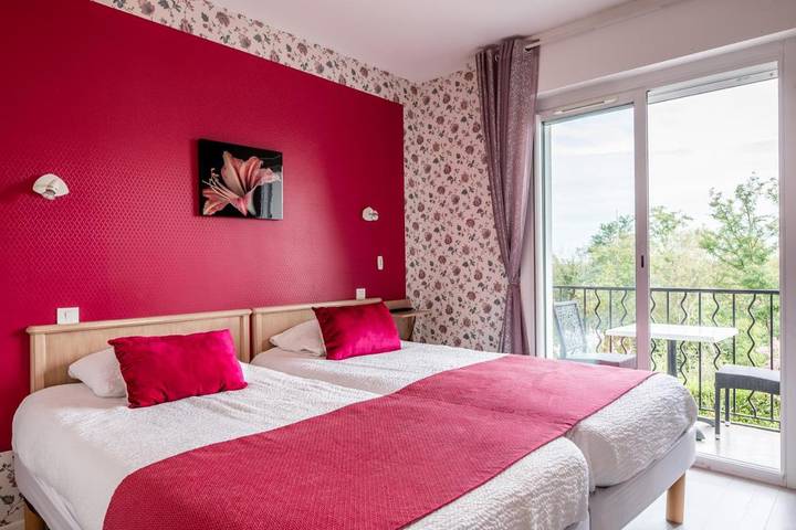Hôtel pour 3 personnes, avec Terrasse ainsi que Jardin et Piscine à Montfort-en-Chalosse - 2