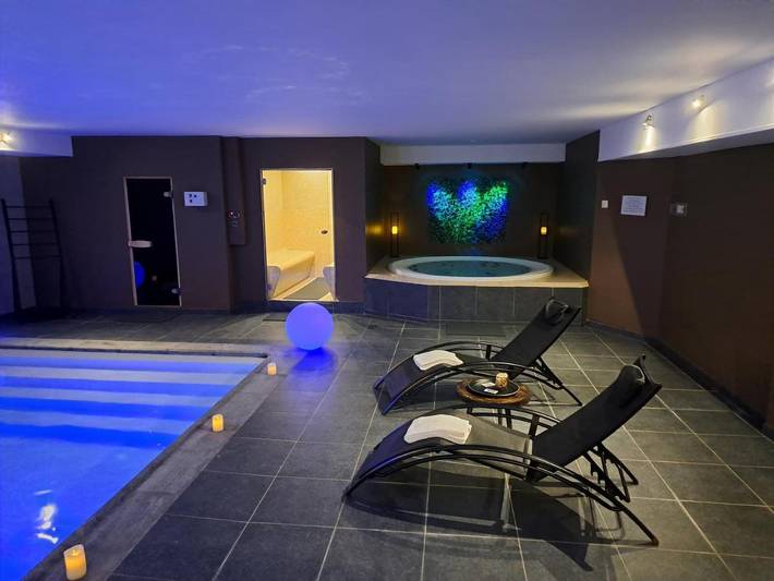 Chambre d’hôte pour 2 personnes, avec piscine et jacuzzi ainsi que jardin et sauna à Ciney