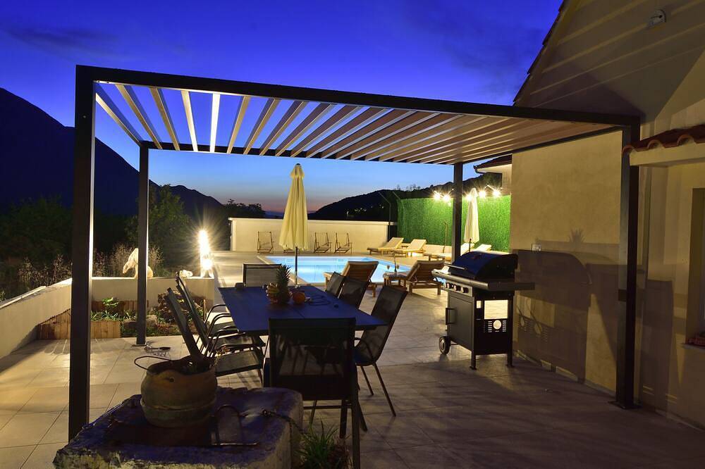 Traditional stone house - 10 mins from the beach with private pool in Makarska Riviera