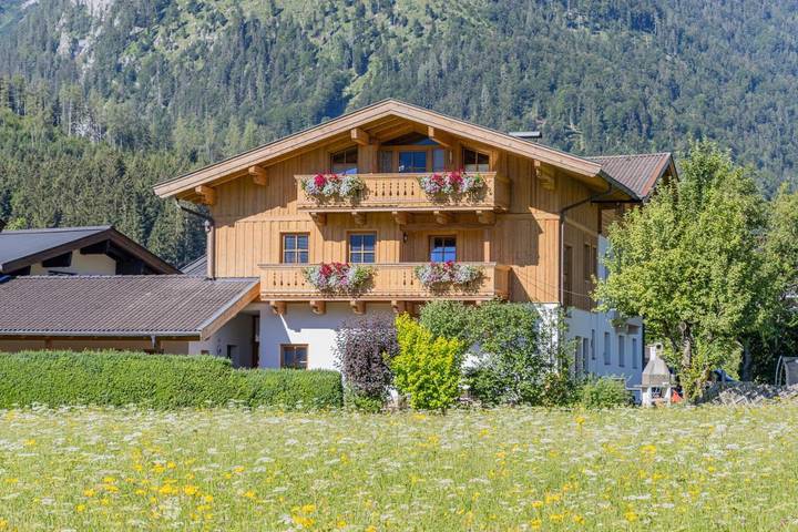 Ferienwohnung für 8 Personen, mit Balkon und Terrasse sowie Garten und Ausblick in Lofer
