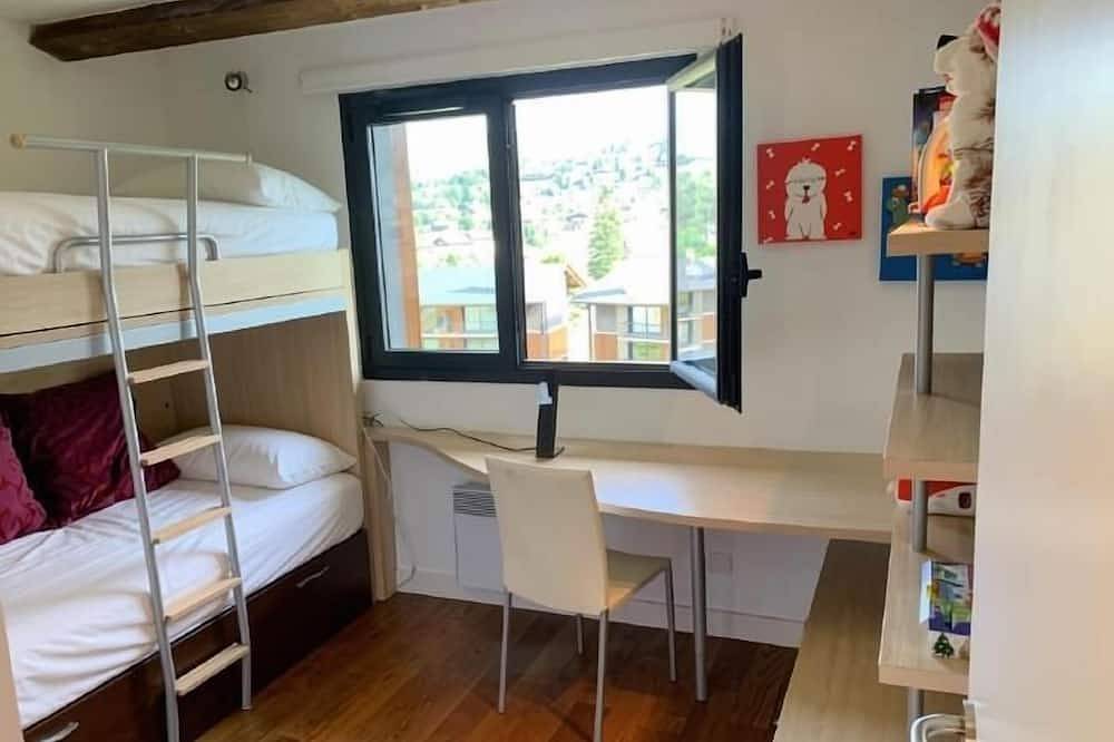 Entire apartment, 2-bedroom Apartment, 5 guests. Views, Fireplace, Heated swimming pool in Saillagouse, Parc naturel régional des Pyrénées catalanes