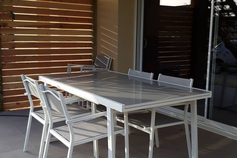 Casa luminosa con terraza, jardín y parking. in Lédenon, Region de Nimes