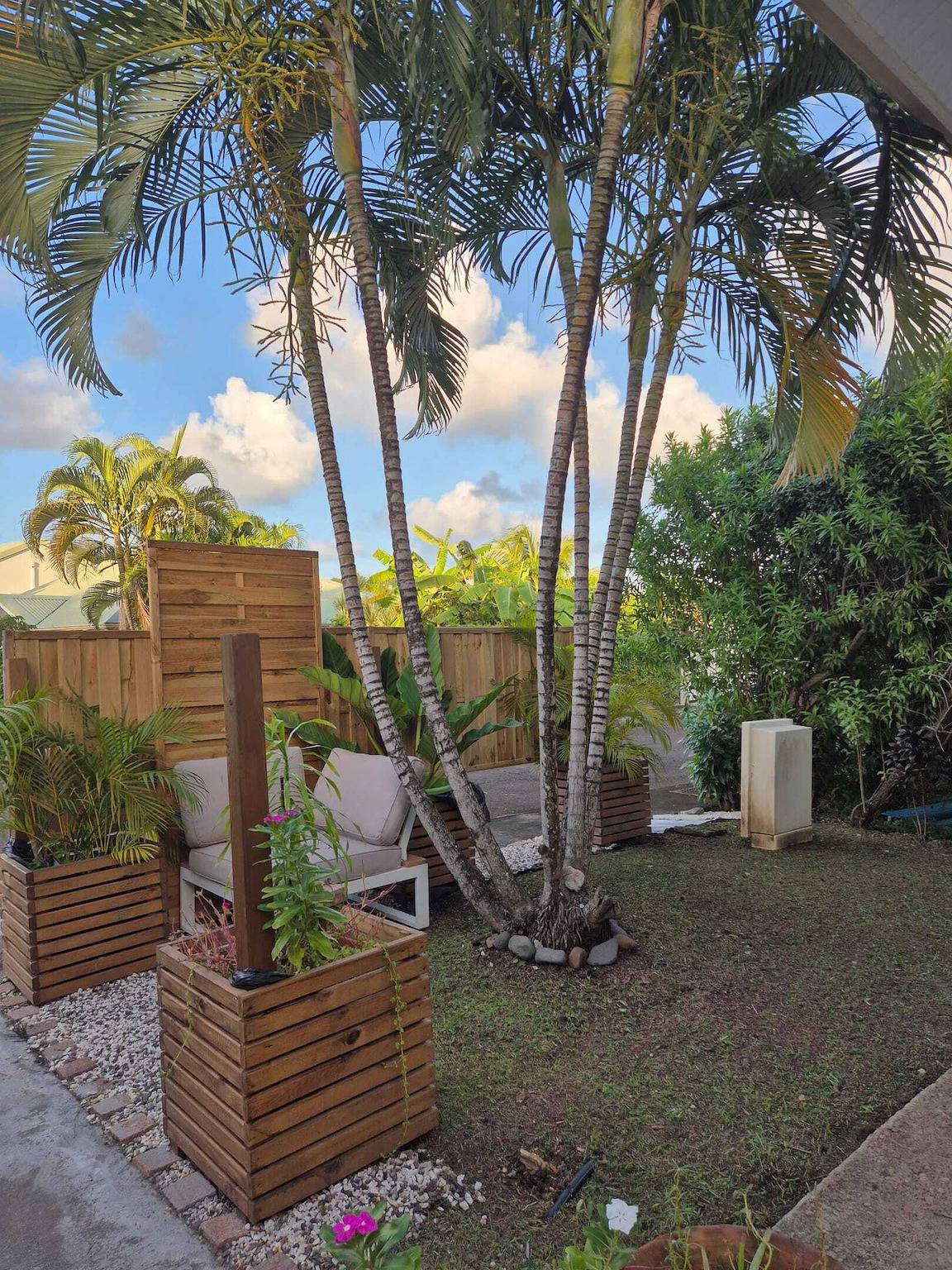 Encantadora casa en Sainte-Anne con pérgola de madera y jardín. in Sainte-Anne, Martinica