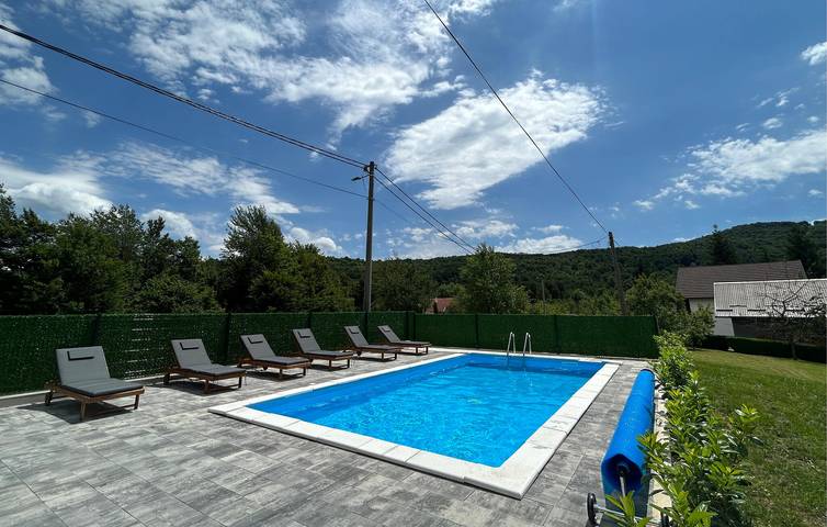 Gemütliche 2-Zimmer-Wohnung mit Pool, in der Nähe des Flusses Korana und von Smoljanac in Smoljanac, Lika-Senj