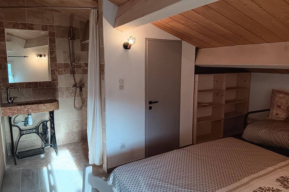 Maison d'hôtes en Provence, à la campagne avec chambres et espaces communs. in La Rochegiron, Région de Forcalquier