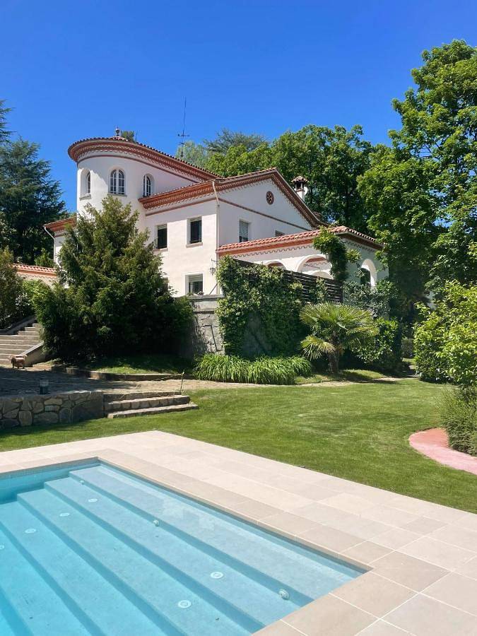 Casa rural para 14 personas, con vistas además de jardín y piscina, Familias con niños en Olot - 2