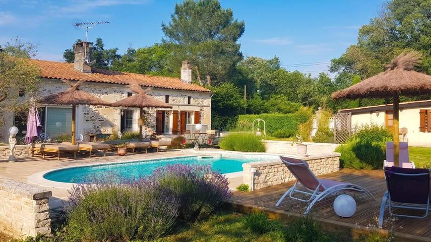 Location de vacances pour 2 personnes, avec Piscine à Bussac-Forêt