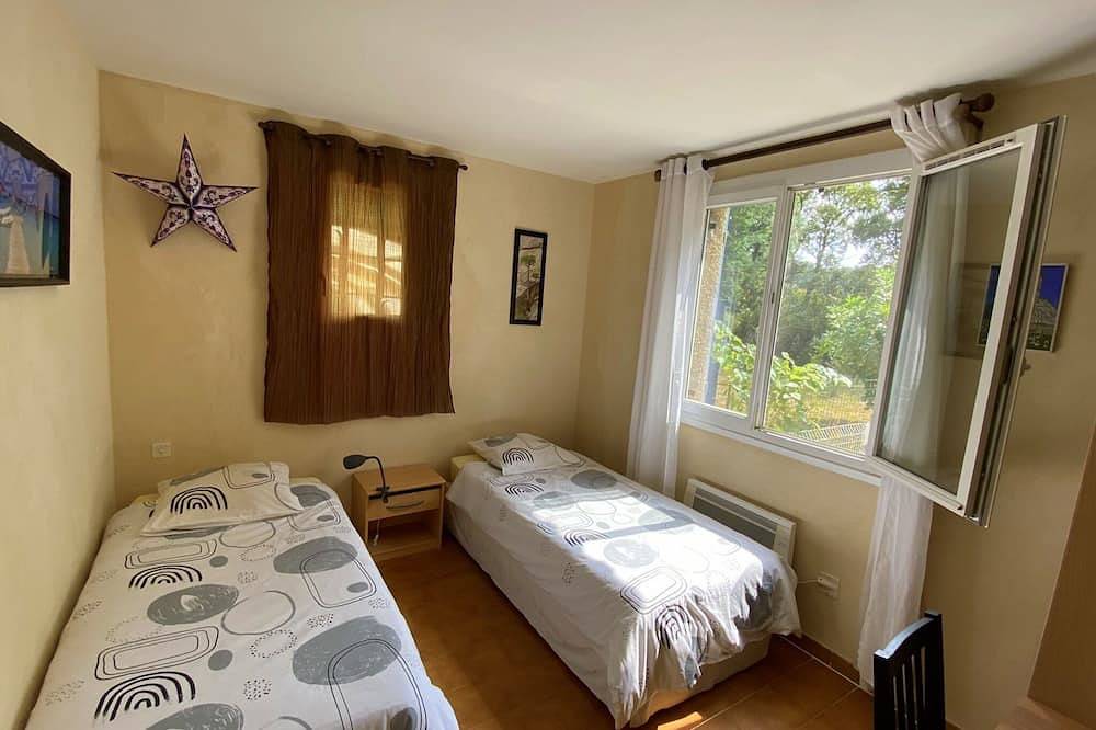 Quiet house in nature, large swimming pool,beach 2 kms away,3 bedrooms, sea view in Talasani, Corte en omgeving