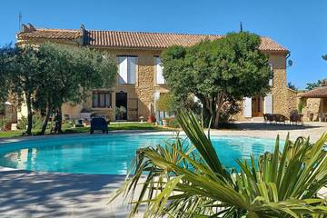 Gîte pour 8 personnes, avec jacuzzi ainsi que jardin et piscine à Sérignan-du-Comtat