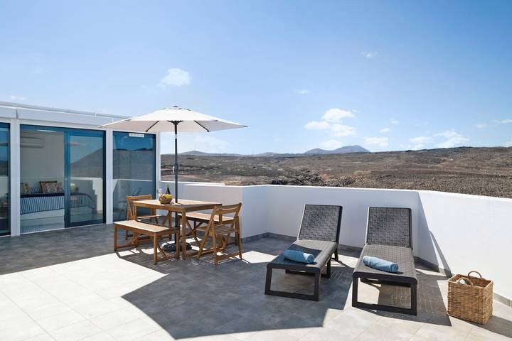 Ferienhaus 'Titán' mit Meerblick, WLAN und Klimaanlage in Tinajo, Lanzarote