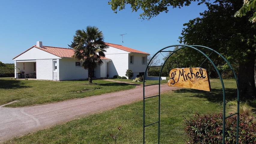 Gîte pour 14 personnes, avec sauna et jardin ainsi que terrasse et jacuzzi, animaux acceptés