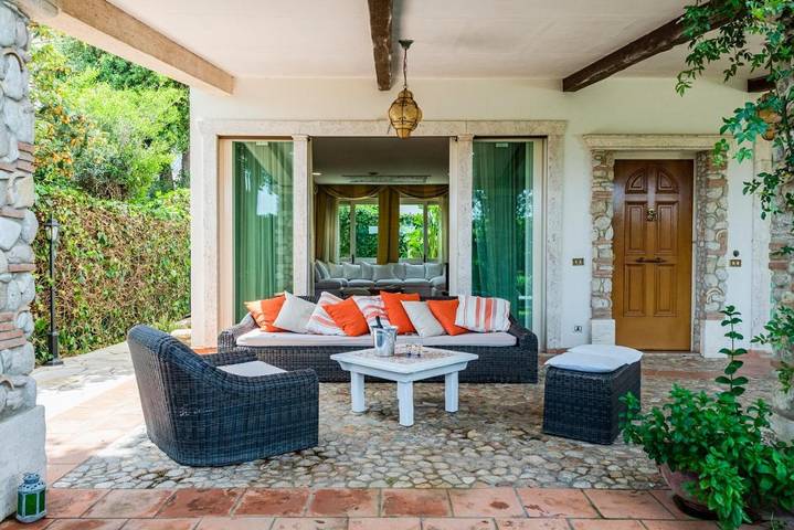 Location de vacances pour 12 personnes, avec vue et piscine ainsi que jardin et sauna, animaux acceptés à Fregene - 3