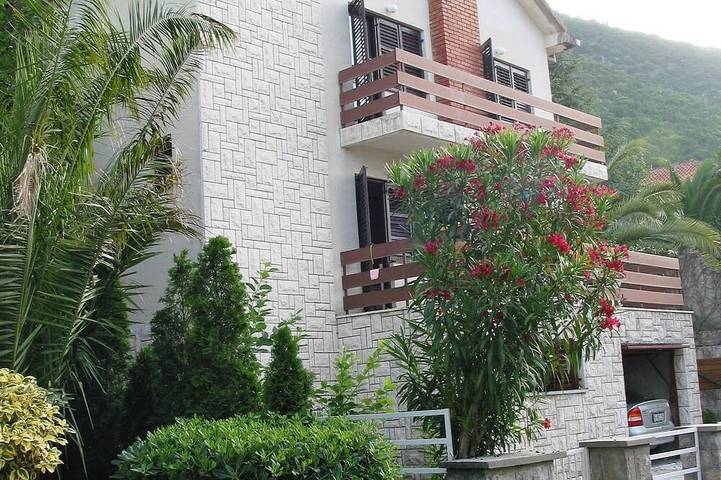 Ferienhaus für 8 Personen, mit Balkon und Garten in Montenegro