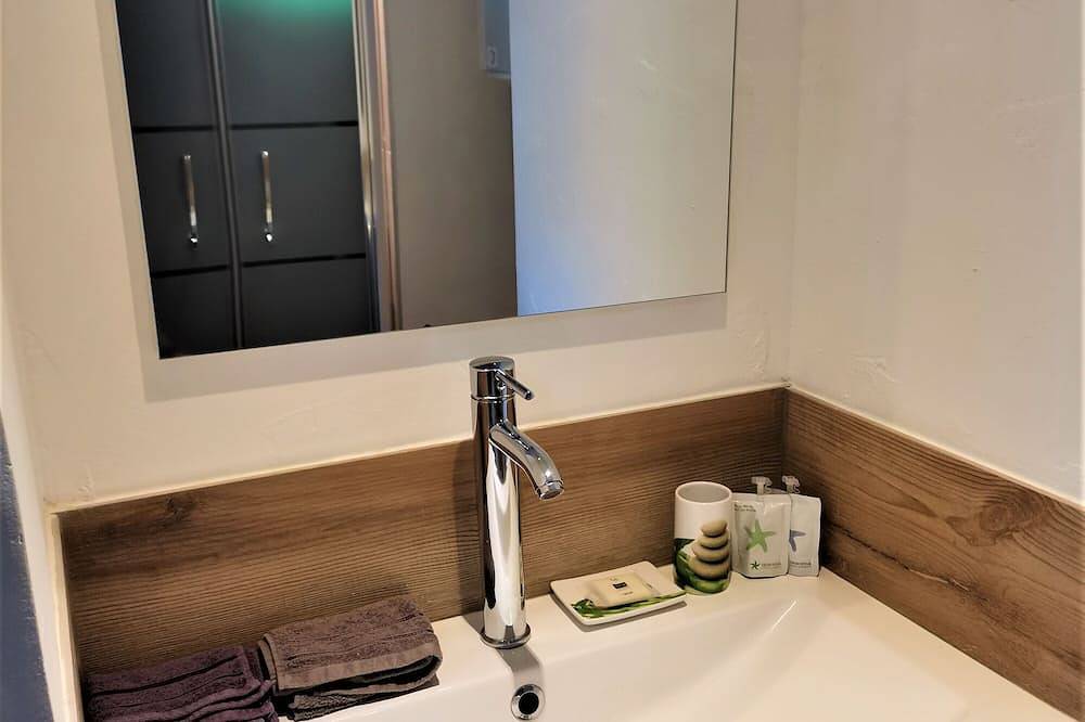 Ganze Wohnung, L'Abeste  Studio 20m2  Sea view Terrace 30m2, air conditioned in Hyeres, Parc national Port-Cros