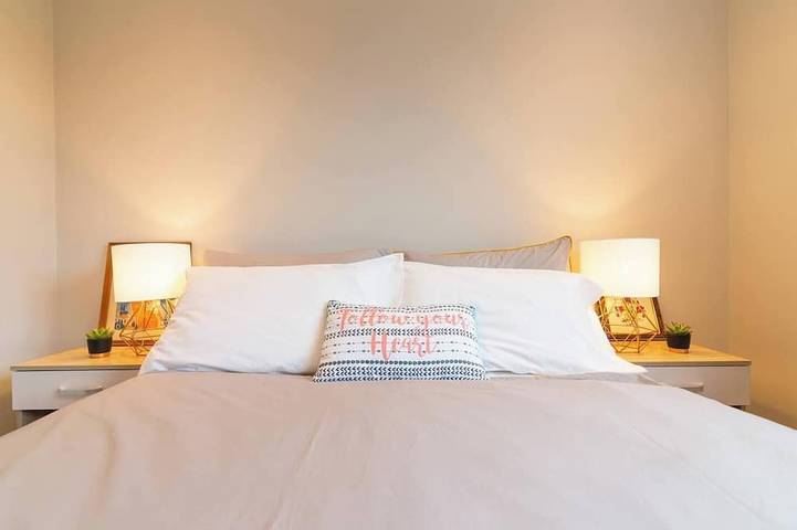 Nouveau, beau 6 chambres Parking gratuit Maison de vacances près de l'aéroport de Manchester in Manchester, Grand Manchester