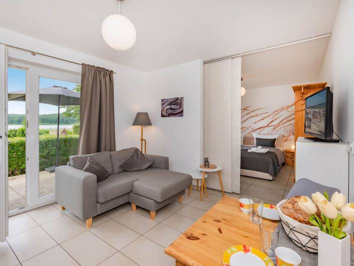 Ferienwohnung für 2 Personen, mit Terrasse und Garten sowie Seeblick
