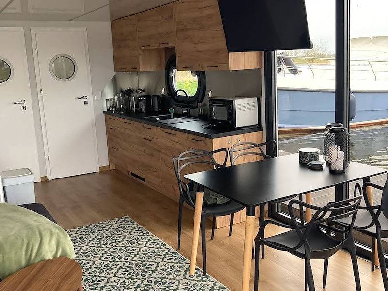Vakantiefriesland — Besondere Übernachtung in einem luxuriösen Hausboot im Warns in Ijsselmeer