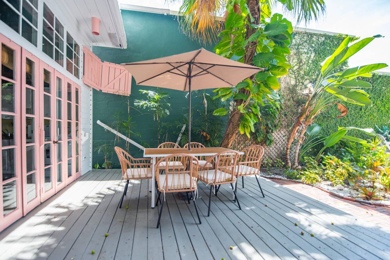 Helt studio, New  Rose Petal Petite Suite - Pool   Parking  in Key West, Lower Keys