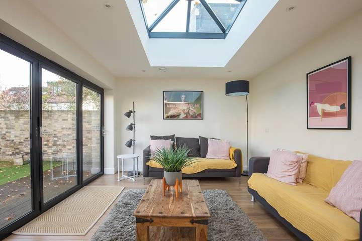 Charming Victorian House w/Parking + River Walks - Pass the Keys in Windsor, Berkshire