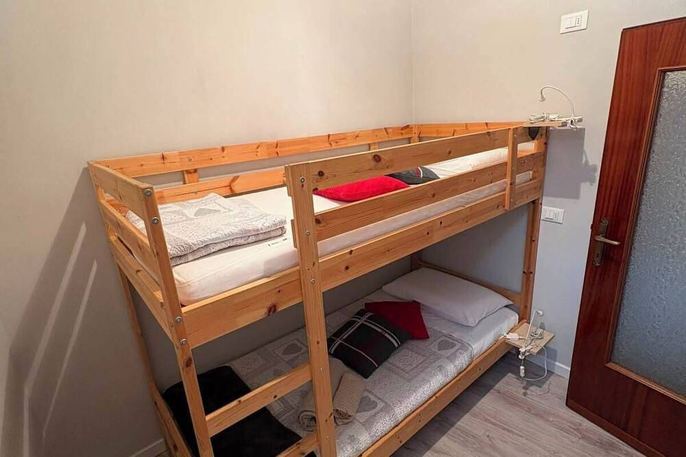 La Casa della Nonna - Zwei Schlafzimmer Haus, Schläft 6 in Sale Marasino, Catena Bresciana Occidentale