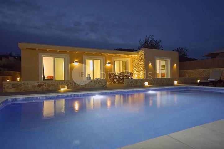Cheap villa for 6 people, with terrace and pool in Ibiza