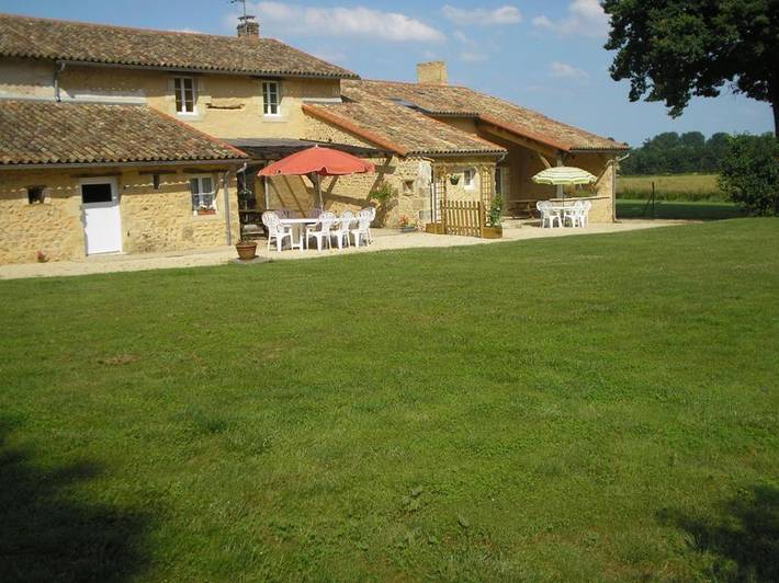 Location de vacances pour 8 personnes, avec jardin à Lusignan