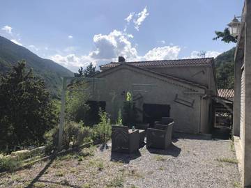 Gîte pour 2 personnes, avec terrasse et jardin, animaux acceptés à Puget-Théniers