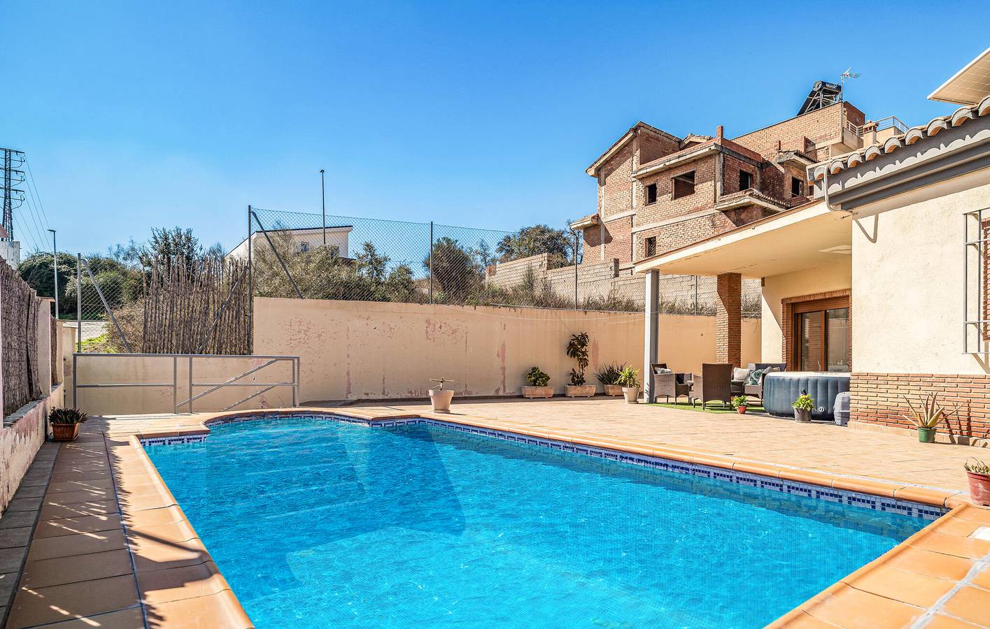 Luftiges Apartment mit Pool und Grill, nahe Restaurants und Fluss in Jun, Granada Provinz
