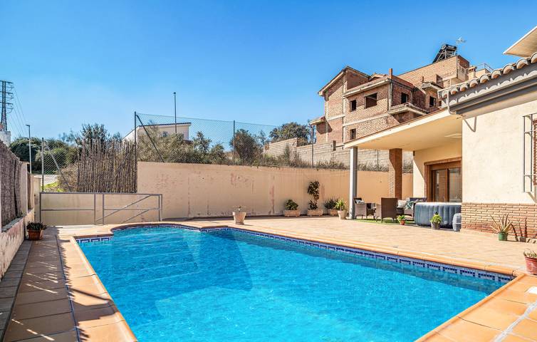 Appartement aéré avec piscine et grill, près des restaurants et de la rivière in Jun, Province de Grenade