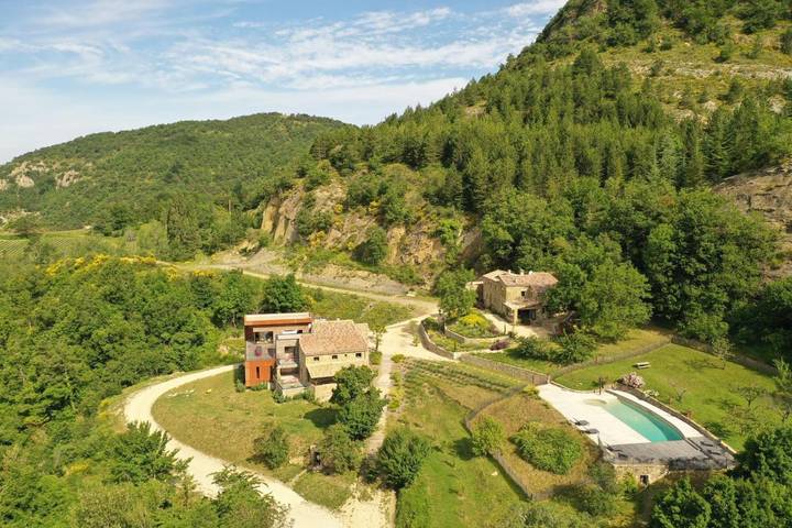 Location de vacances pour 9 personnes, avec vue ainsi que piscine et terrasse, animaux acceptés à Teyssières - 2