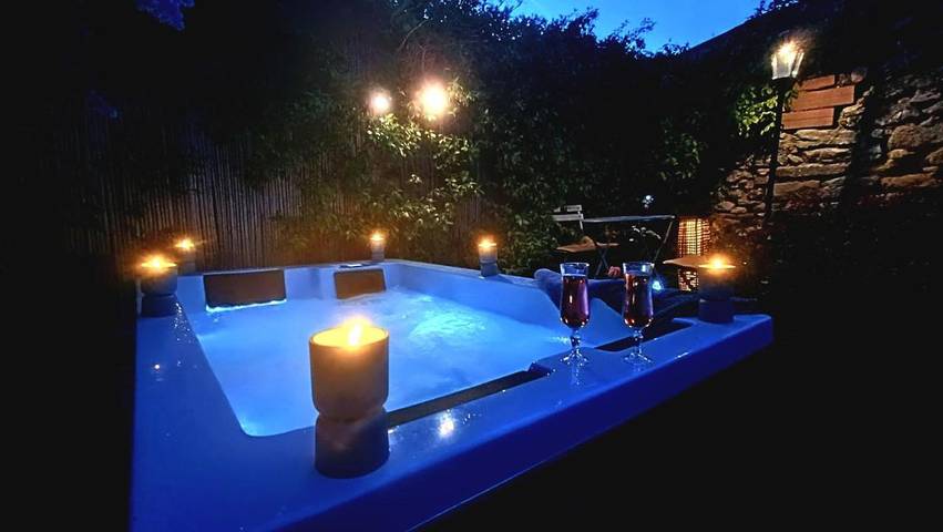 Location de vacances pour 2 personnes, avec vue ainsi que terrasse et jardin à Pexiora