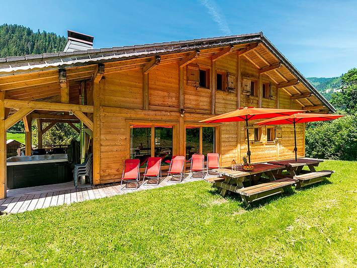 Gîte pour 15 personnes, avec Balcon ainsi que Jacuzzi et Terrasse en Haute-Savoie